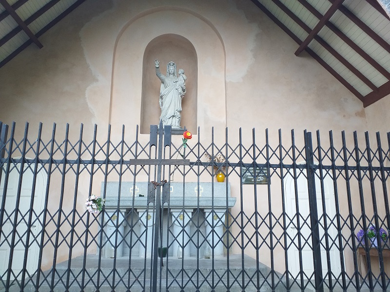 Statue of Virgin Mary at the Chapelle de Pennacorn 