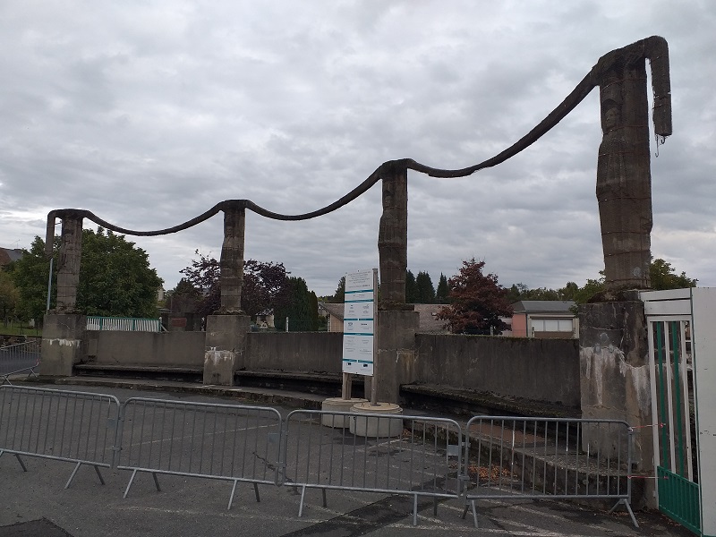 Caryatids Outside the Vocational School