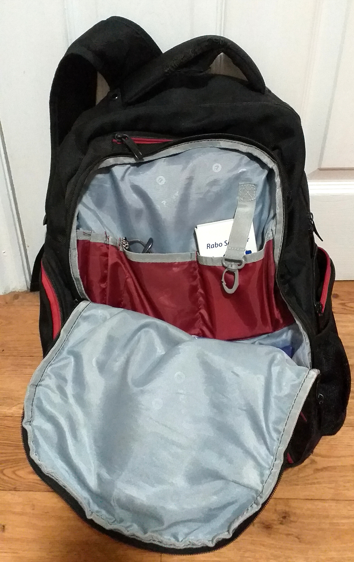 Handy inner pockets but the fabric is thin.